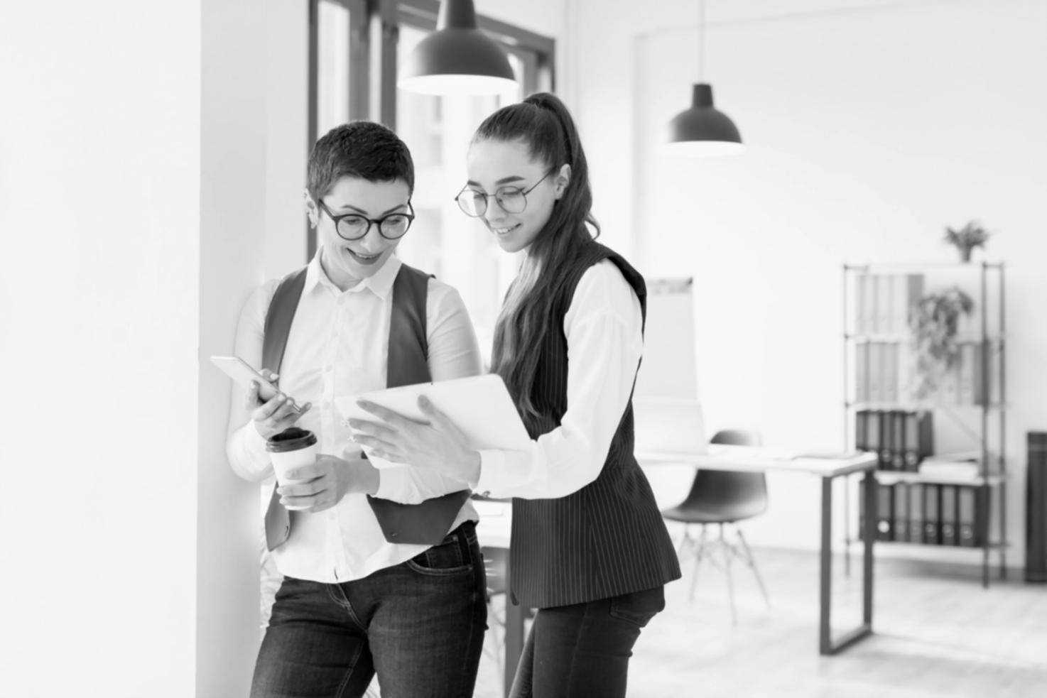 Gruppe von Menschen beim gemeinsamen Lernen